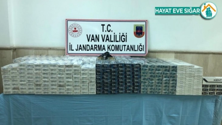 Çaldıran'da 8 bin paket kaçak sigara ve ruhsatsız tabanca ele geçirildi