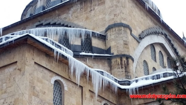 Camide oluşan buz sarkıtları sanatsal görüntüler oluşturdu