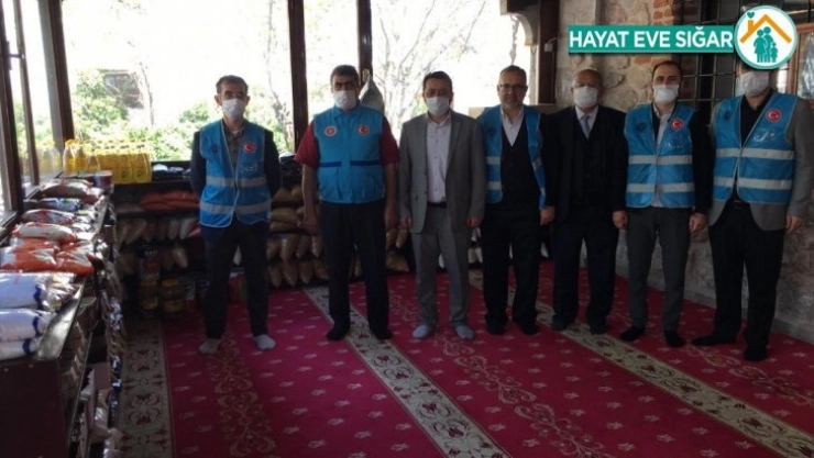 Camiler ihtiyaç sahiplerine aracılık ediyor