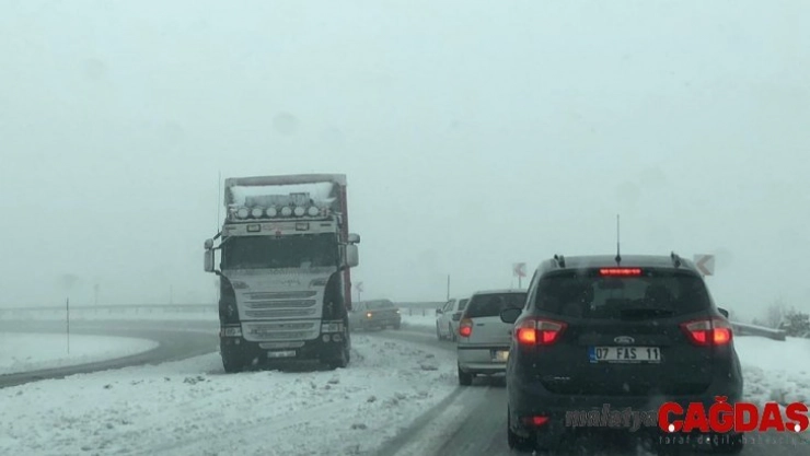 Çamlıbel Geçidi'nde sürücülere kar engeli