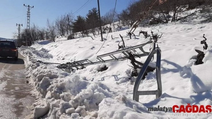 Çamlıyayla yıkılan direkler nedeniyle elektriksiz kaldı