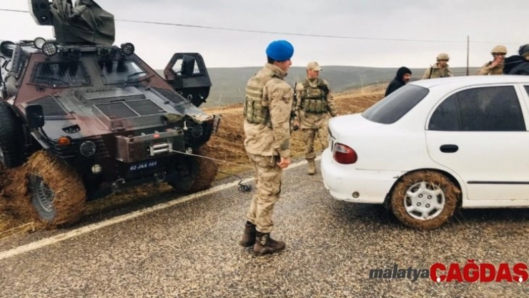 Çamura saplanan aracı jandarma Kobra ile kurtardı