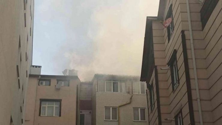 Çatı katında çıkan yangın korkuttu