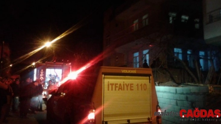 Çatıdaki odunluk yandı