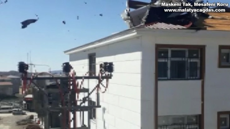 Çatıların kağıt gibi uçtu