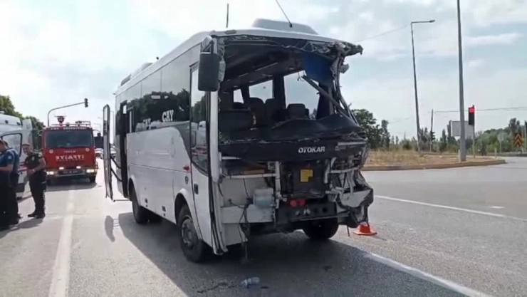 Çay İlçesinde Korkutan Kaza! Otobüs ve Kamyon Çarpıştı