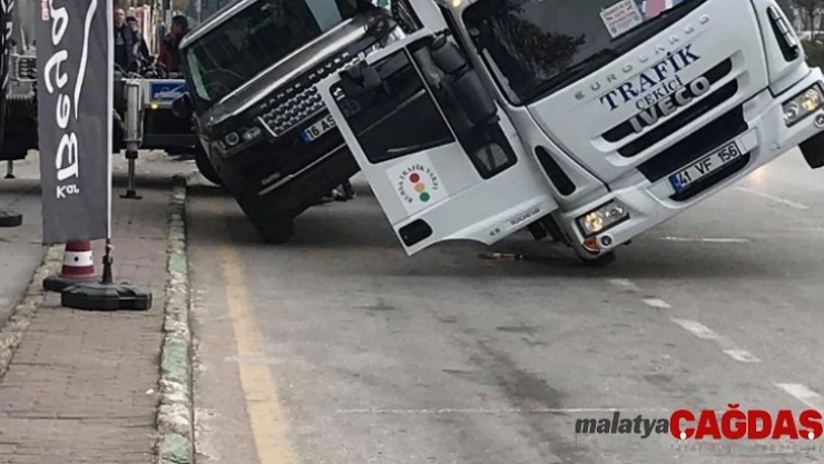 Çekici lüks aracı kaldırmaya çalışırken yan yattı