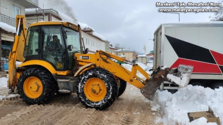 Çelikhan ilçesine kar temizleme çalışmaları devam ediyor