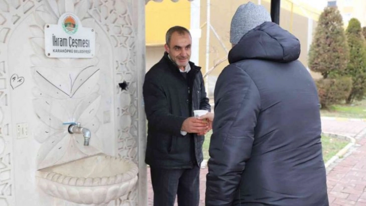 Çeşmeden vatandaşlar için sıcak çorba akıyor