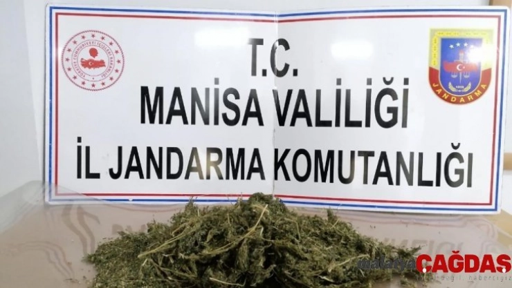 Çevirmeyi gördüler, esrar poşetini yola fırlattılar