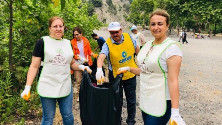 Çevre gönüllüleri mesire alanında çöp topladı