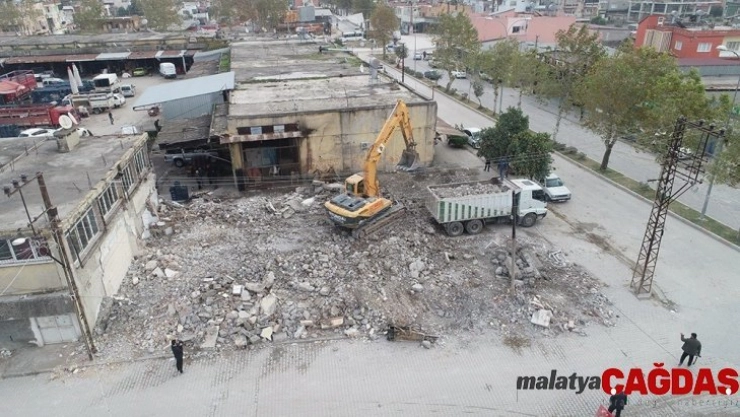 Ceyhan'da atıl binalar yıkılıyor