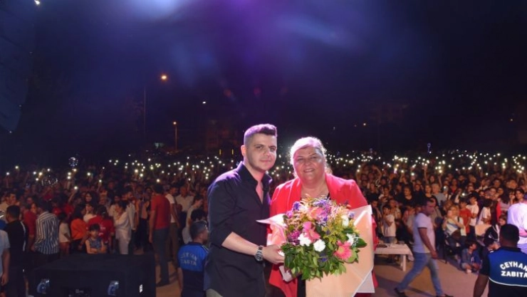 Ceyhan'da öğrenciler YKS öncesi konserle stres attı