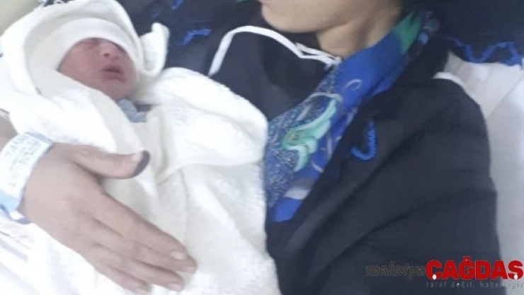 Ceyhan'da yeni yılın ilk bebeği