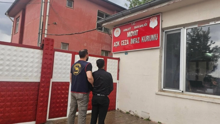 Cezaevi firarisi düğün salonunda saz çalarken yakalandı