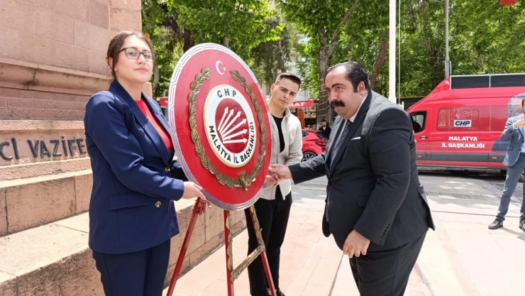 CHP'den Atatürk Anıtına Çelenk 