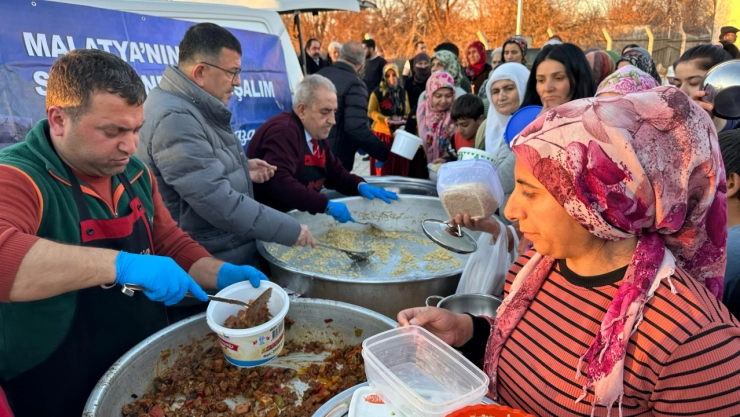 CHP'li Ağbaba konteyner kentte iftar verdi