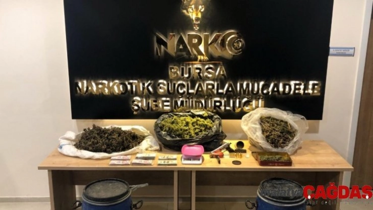 Çiftlik evinden 5 kilo esrar, 81 bin lira ve 19 bin dolar çıktı