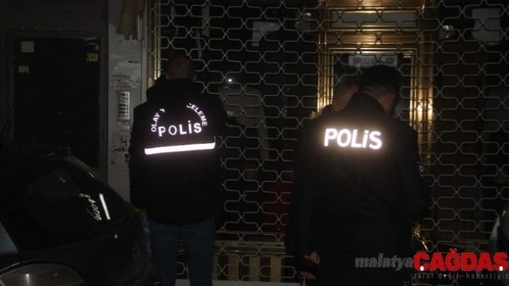 Çilingir yardımıyla girdiği evde annesinin cansız bedeniyle karşılaştı