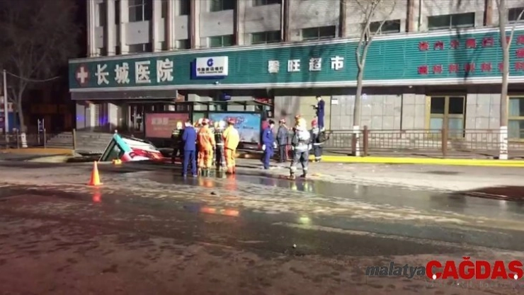 Çin'de yol çöktü, otobüs içine düştü: 6 ölü, 15 yaralı