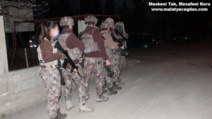 Cinnet getiren anne çocuğunu bıçak ile rehin aldı