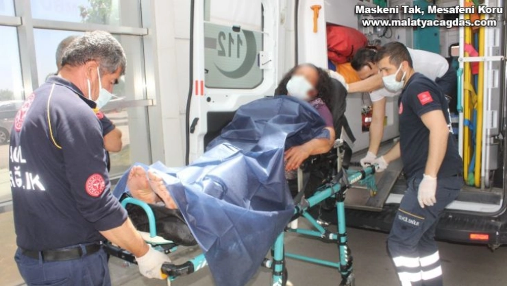 Cinnet getiren şahıs karısını satırla hastanelik etti