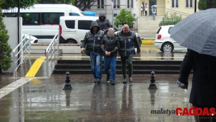 Cinsel tacizde bulunan şüpheliyi bıçaklayarak ağır yaraladı