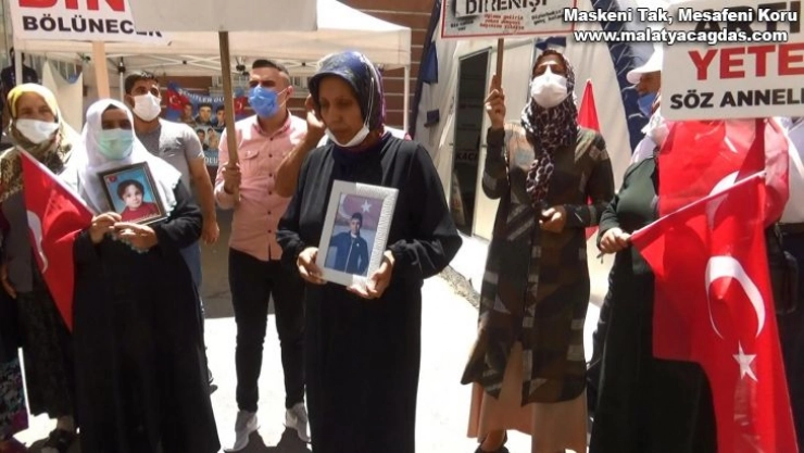 Çocuğunu terörün elinden kurtarmak isteyen bir anne daha HDP önündeki evlat nöbetine katıldı