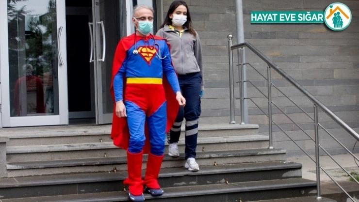 Çocuk hastalara Süpermen kıyafetli doktor sürprizi