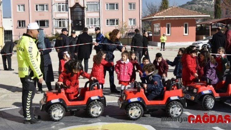 Çocuklar Mobil Trafik Eğitim Tırında