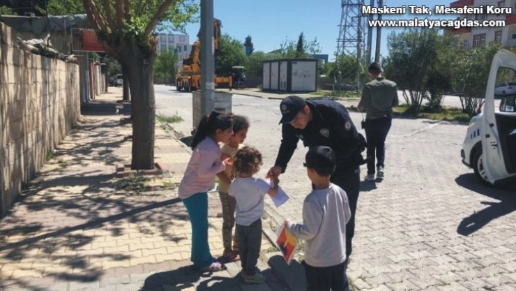 Çocuklara balon veren polisler karşılığında çiçek aldı