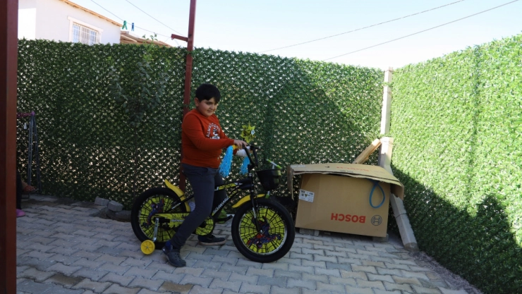 Çocukların Yüzü Hediyelerle Güldü