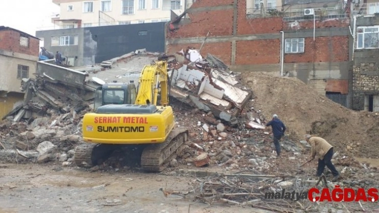 Çöken 4 katlı binanın enkazı kaldırılıyor