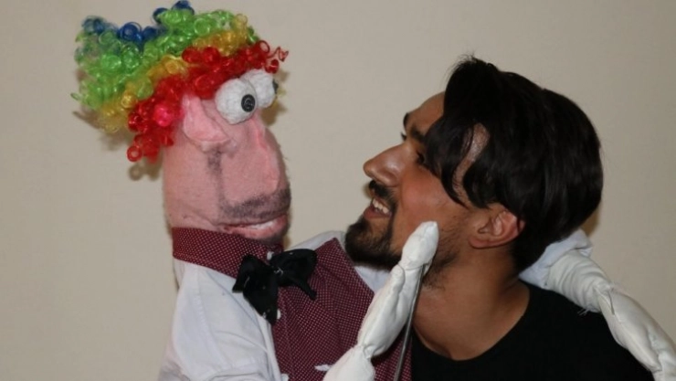 Çöpten bulduğu yastık ile tiyatro oyunu yapmaya hazırlanıyor