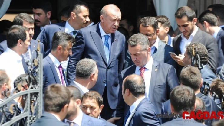 Cumhurbaşkanı Erdoğan'a cuma namazı çıkışında vatandaşlardan yoğun ilgi