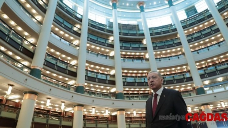 Cumhurbaşkanı Erdoğan Külliye Kütüphanesinde incelemelerde bulundu