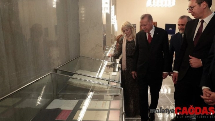 Cumhurbaşkanı Erdoğan Sırbistan'da arşiv sergisini gezdi