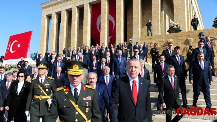 Cumhurbaşkanı Erdoğan ve beraberindeki devlet erkanı Anıtkabir'de