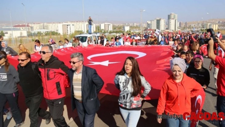 Cumhuriyet için yürüdüler