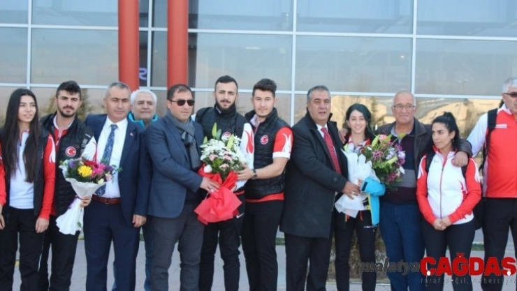 Curling Milli Takımı'na davul zurnalı karşılama