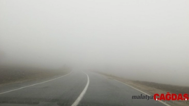 Dağ yöresinde sis ulaşımı aksatıyor