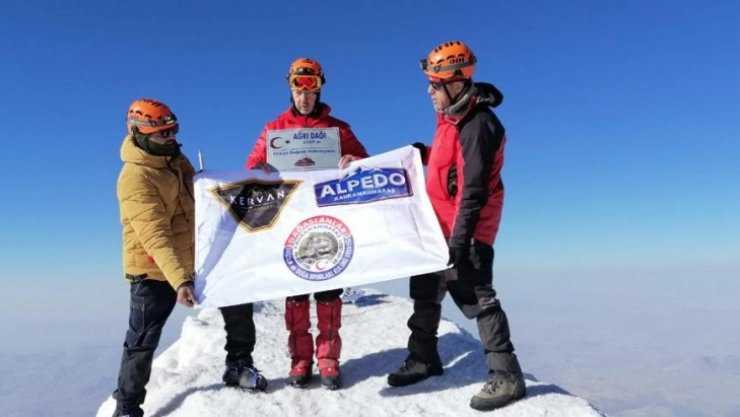 Dağcılar Ağrı Dağı zirvesinde