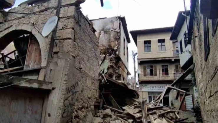 Eski bina yağışlı havada çöktü