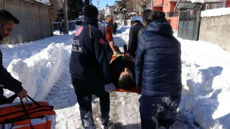 Damda kar temizlerken aşağıya düştü
