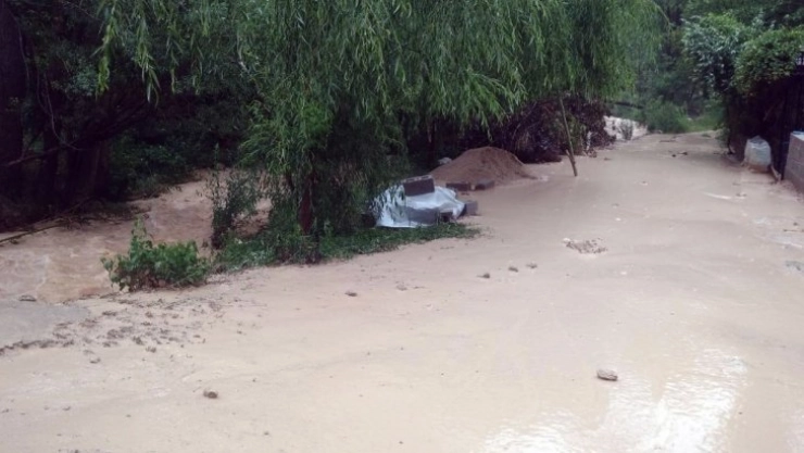 Darende de sağanak yağış sele neden oldu