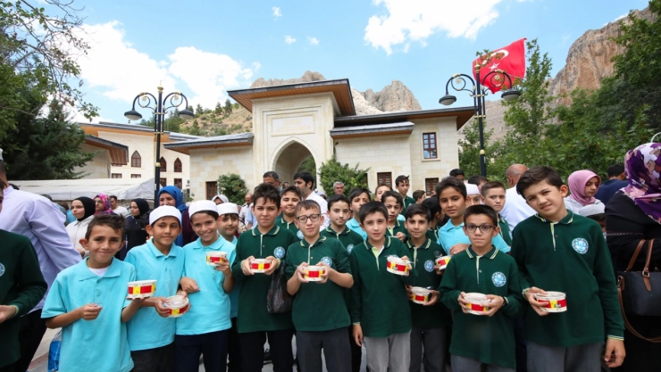 Darende'de vatandaşlara aşure ikramında bulunuldu