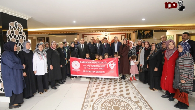 Darende Kaymakamı Gülyer, Aile Destek Merkezi eğitmenleri ve kursiyeriyle buluştu