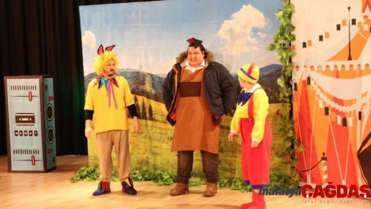 Darıca'da çocuklar İngilizce tiyatro izledi