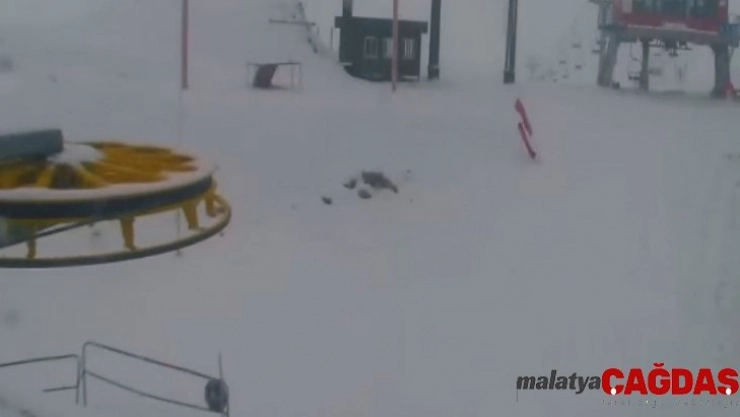 Davraz'da sevindiren kar yağışı