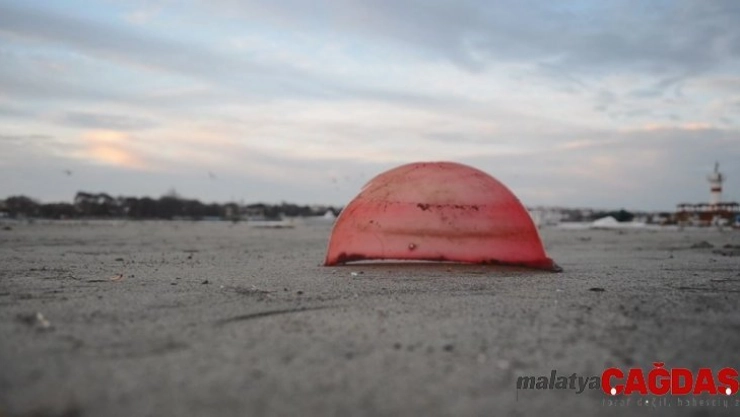 Deniz 30 metre çekildi, balıkçı tekneleri ortada kaldı